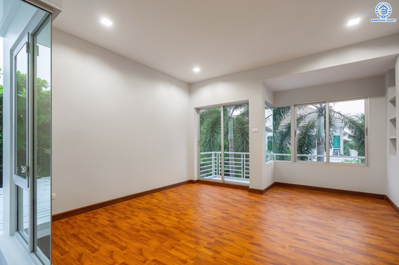 บ้านมือสองตกแต่งใหม่ ม.วิลล่าการ์เด้น1 รัตนาธิเบศร์ หลังมุม เนื้อที่ 64.1 ตร.ว. ฟังก์ชัน 4 ห้องนอน 3 ห้องน้ำ 2 ที่จอดรถ บนทำเลเดินทางสะดวก เชื่อมต่อถนนรัตนาธิเบศร์, ถนนราชพฤกษ์, ถนนกาญจนาภิษก ใกล้เซ็นทรัลเวสต์เกต รถไฟฟ้าสายสีม่วง "สถานีบางพลู" และ ทางด่วน "กาญจนาภิเษก"